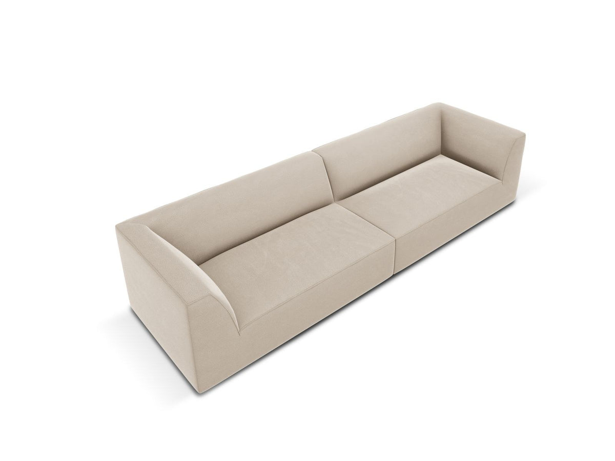Beige-farbenes 4er Sofa Siena mit Samtbezug, schwarzen Kunststoffbeinen und gepolsterter Rückenlehne, Frontalansicht auf hellem Hintergrund.