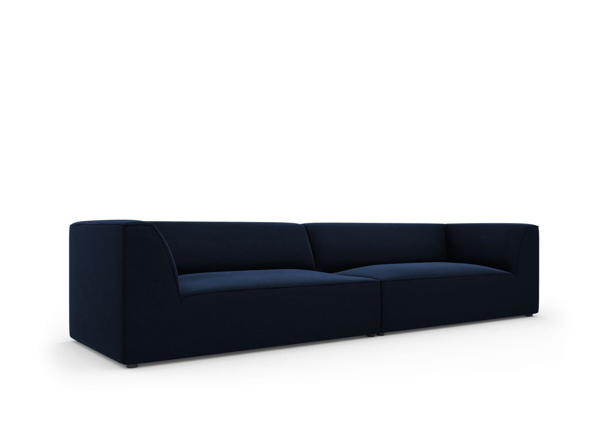 Beige-farbenes 4er Sofa Siena mit Samtbezug, schwarzen Kunststoffbeinen und gepolsterter Rückenlehne, Frontalansicht auf hellem Hintergrund.