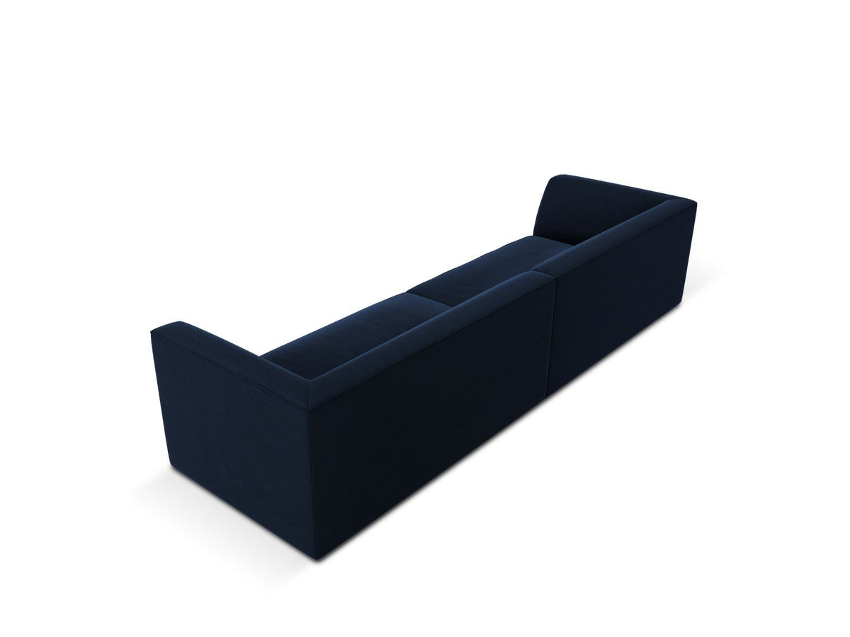 Beige-farbenes 4er Sofa Siena mit Samtbezug, schwarzen Kunststoffbeinen und gepolsterter Rückenlehne, Frontalansicht auf hellem Hintergrund.