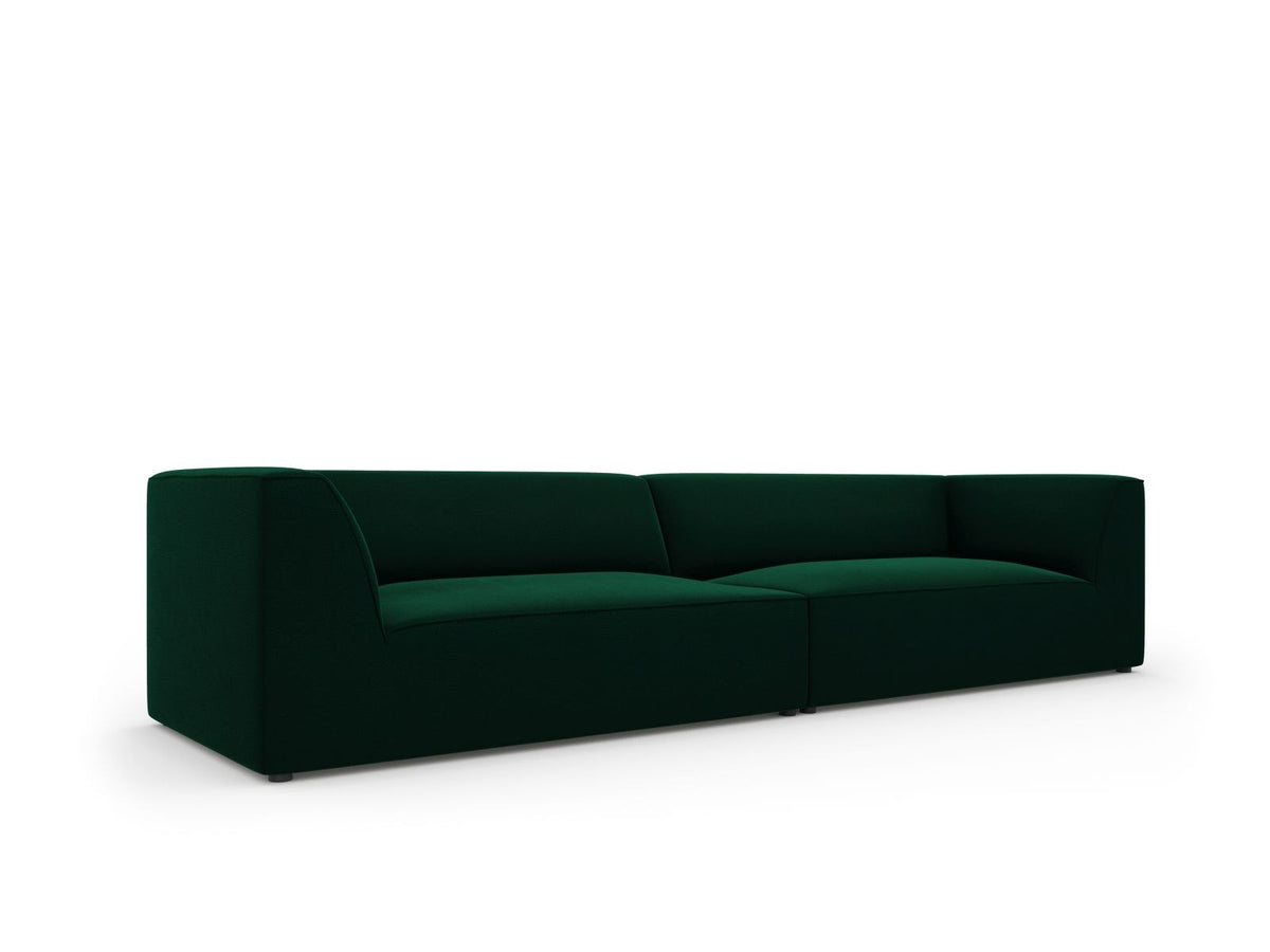 Beige-farbenes 4er Sofa Siena mit Samtbezug, schwarzen Kunststoffbeinen und gepolsterter Rückenlehne, Frontalansicht auf hellem Hintergrund.