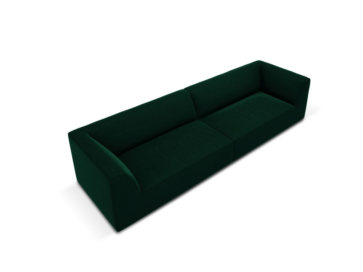 Beige-farbenes 4er Sofa Siena mit Samtbezug, schwarzen Kunststoffbeinen und gepolsterter Rückenlehne, Frontalansicht auf hellem Hintergrund.