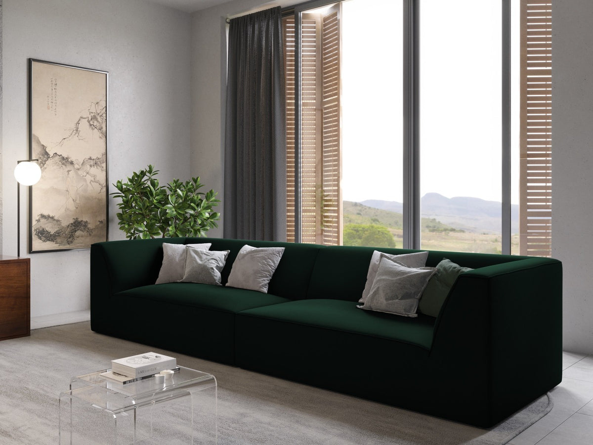 Beige-farbenes 4er Sofa Siena mit Samtbezug, schwarzen Kunststoffbeinen und gepolsterter Rückenlehne, Frontalansicht auf hellem Hintergrund.