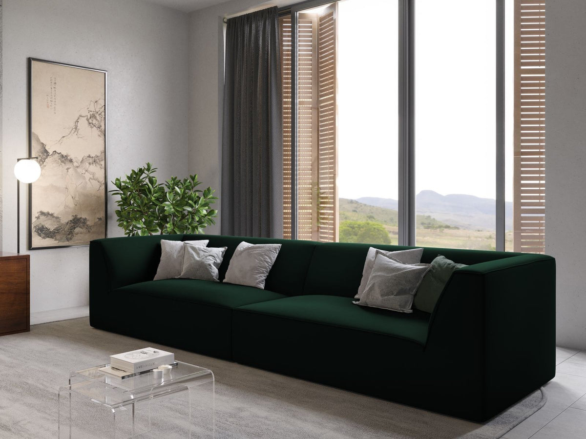 Beige-farbenes 4er Sofa Siena mit Samtbezug, schwarzen Kunststoffbeinen und gepolsterter Rückenlehne, Frontalansicht auf hellem Hintergrund.