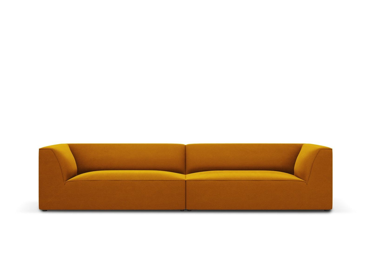 Beige-farbenes 4er Sofa Siena mit Samtbezug, schwarzen Kunststoffbeinen und gepolsterter Rückenlehne, Frontalansicht auf hellem Hintergrund.