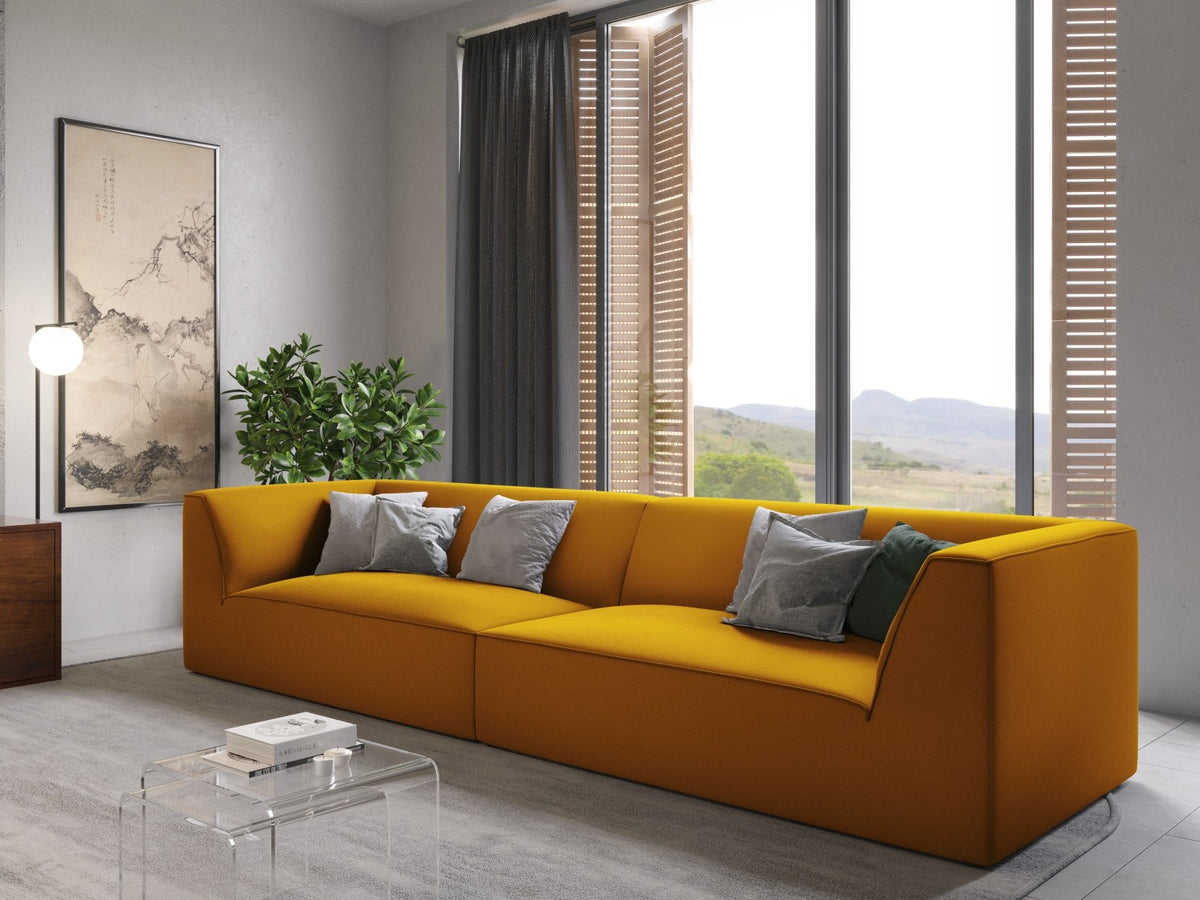 Beige-farbenes 4er Sofa Siena mit Samtbezug, schwarzen Kunststoffbeinen und gepolsterter Rückenlehne, Frontalansicht auf hellem Hintergrund.