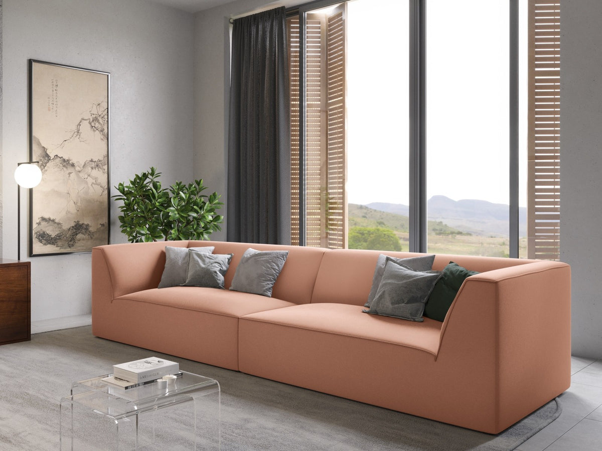 Beige-farbenes 4er Sofa Siena mit Samtbezug, schwarzen Kunststoffbeinen und gepolsterter Rückenlehne, Frontalansicht auf hellem Hintergrund.