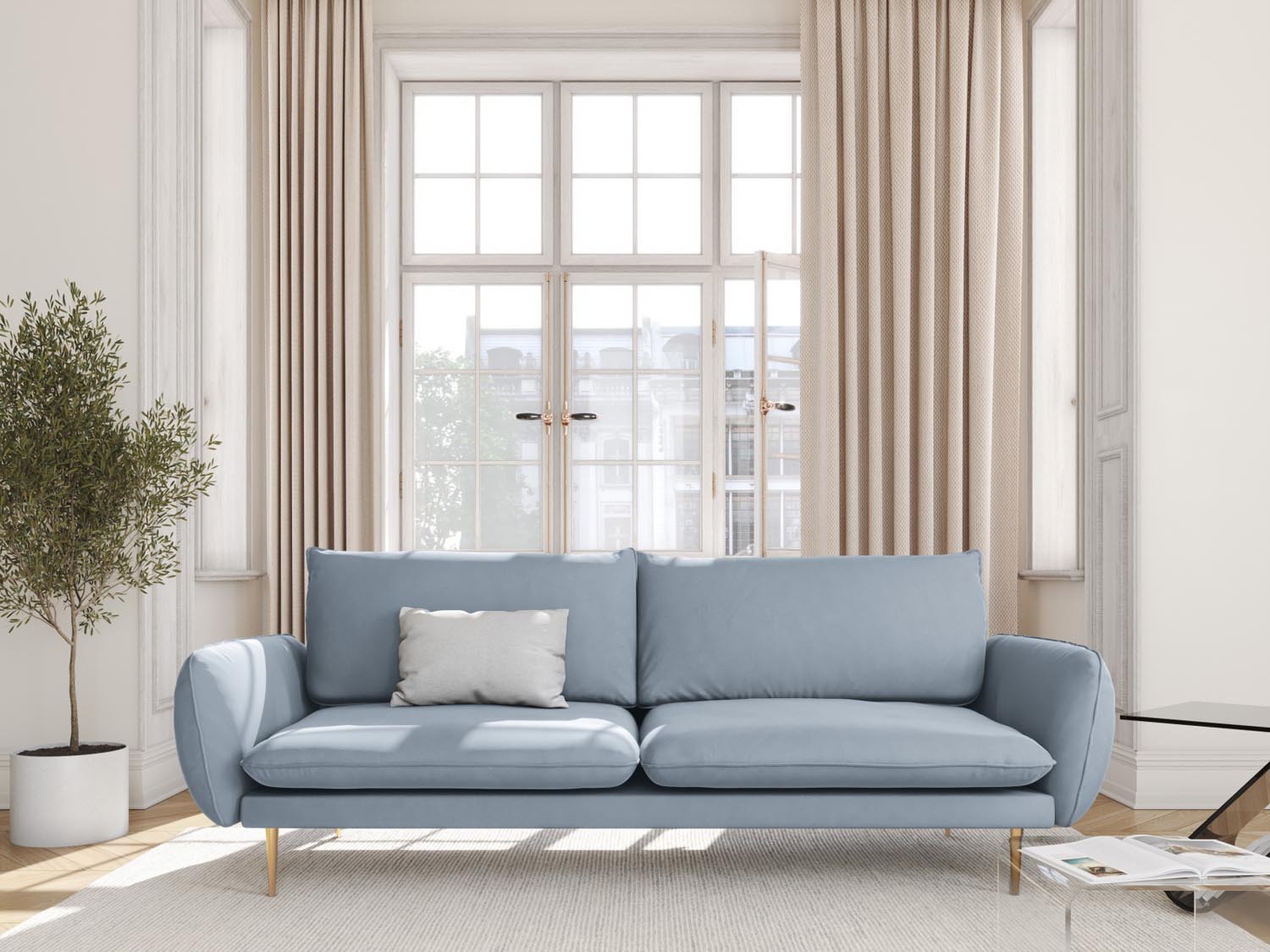 Elegantes 4-Sitzer Sofa "Vienna" in sanftem Hellblau mit goldenen Akzenten, ideal für stilvolle Wohnräume.