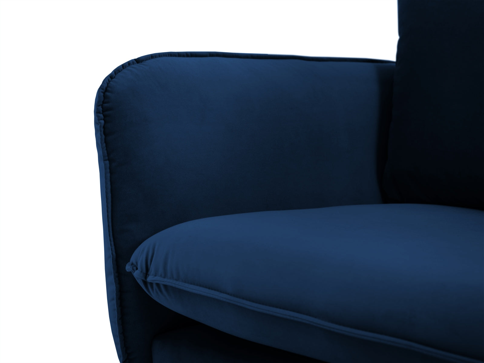 Luxuriöses 4-Sitzer Velours Sofa in tiefem Blau, verziert mit edlen goldenen Details, perfekt für modernes Wohndesign.