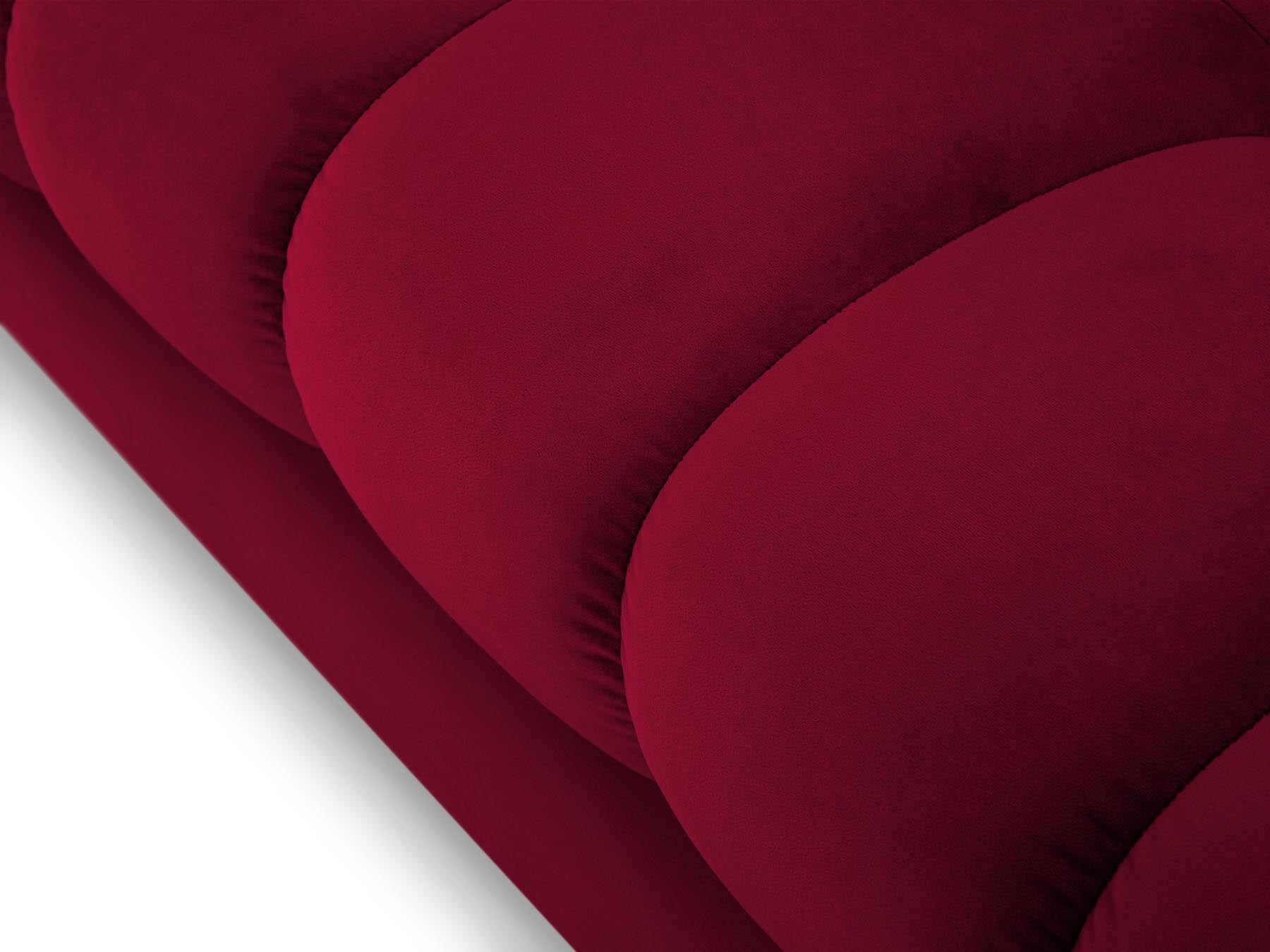 Elegantes 4-Sitzer Sofa Bali in Red-Bluvel, perfekt für entspannte Abende und stilvolle Wohnräume, bietet hohen Sitzkomfort und modernes Flair.