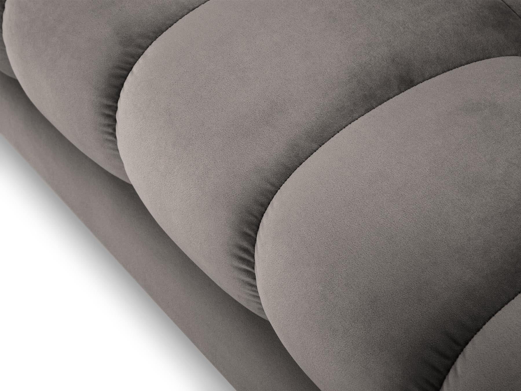 Modernes 4-Sitzer Sofa Bali in stilvollem Light Grey-Bluvel, perfekt für gemütliche Abende und stilvolle Einrichtungsideen.