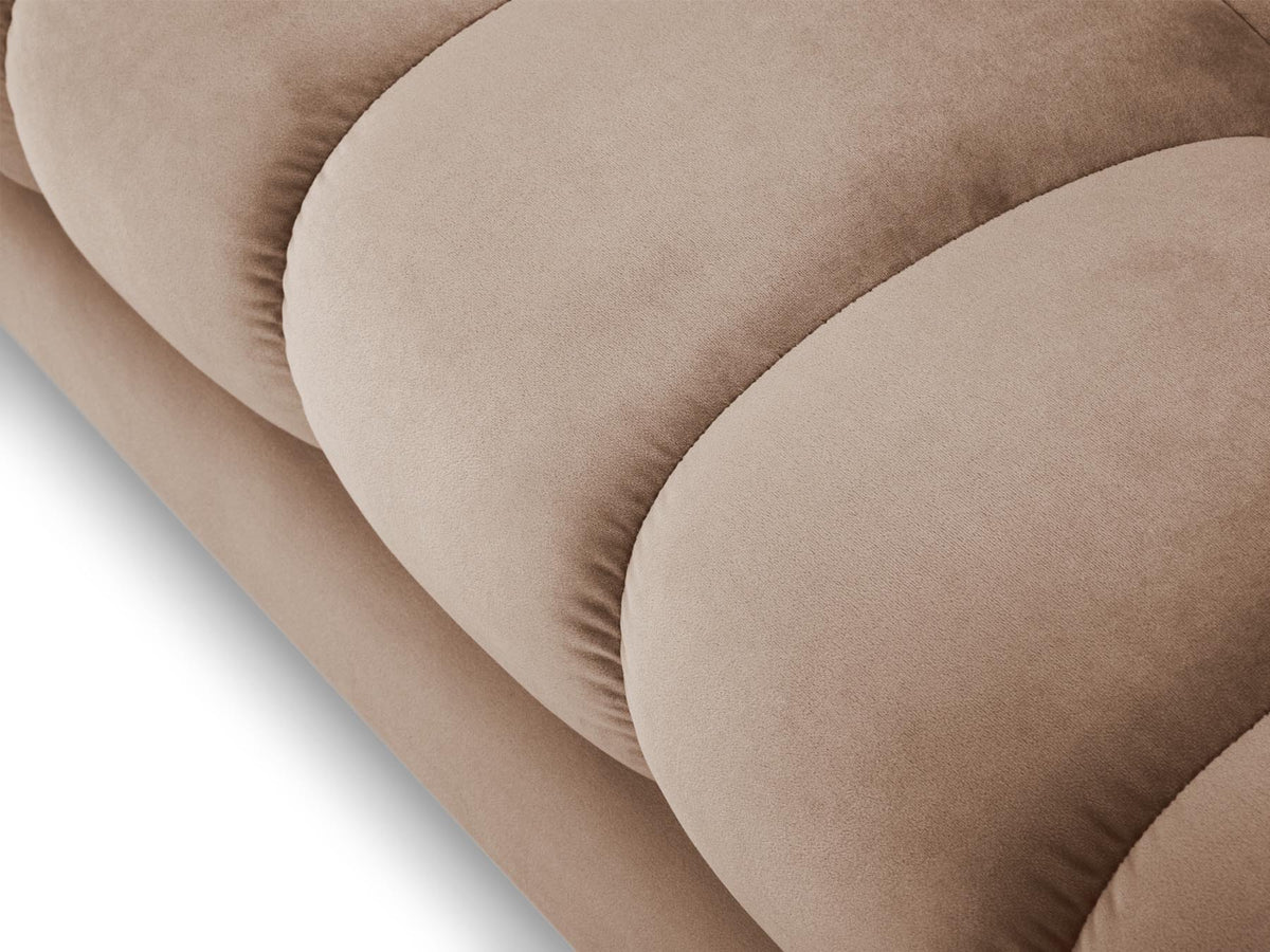 4-Sitzer Sofa Bali in Beige-Bluvel präsentiert im Onlineshop von KAQTU Design AG. 4er Sofa ist von Cosmopolitan Design