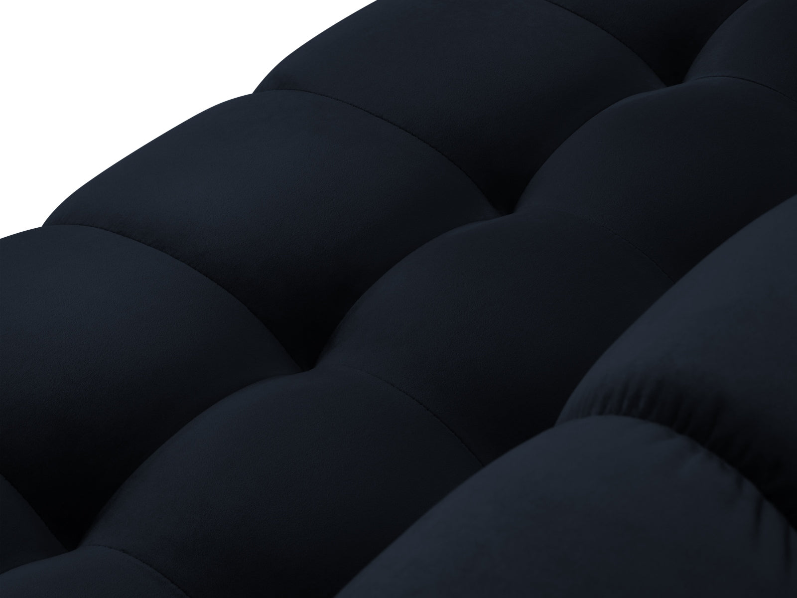 Stilvolles 4-Sitzer Sofa Bali in tiefem Blau, gefertigt aus luxuriösem Bluvel-Stoff, perfekt für stilvolle Wohnräume und entspannte Stunden.