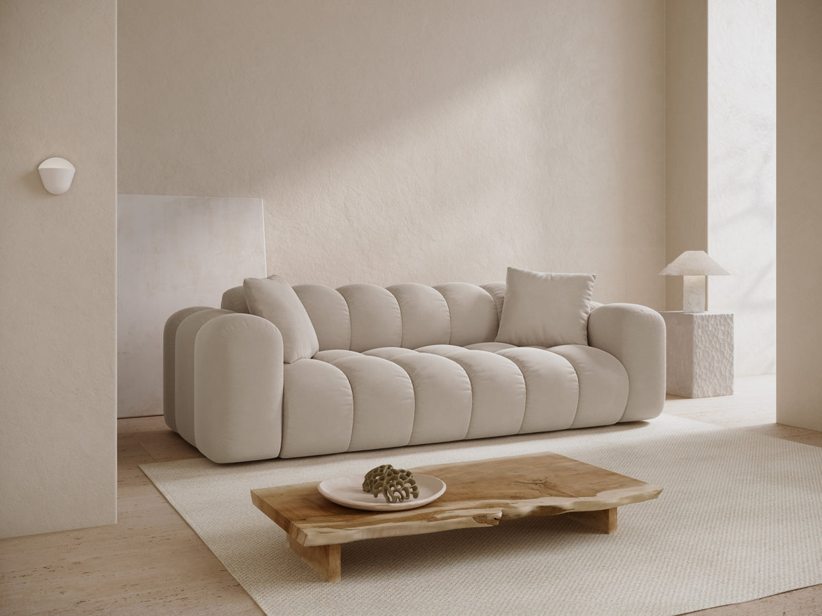 4er Sofa Treno mit gepolstertem Stoffbezug, niedriger Rückenlehne und schwarzen Beinen
