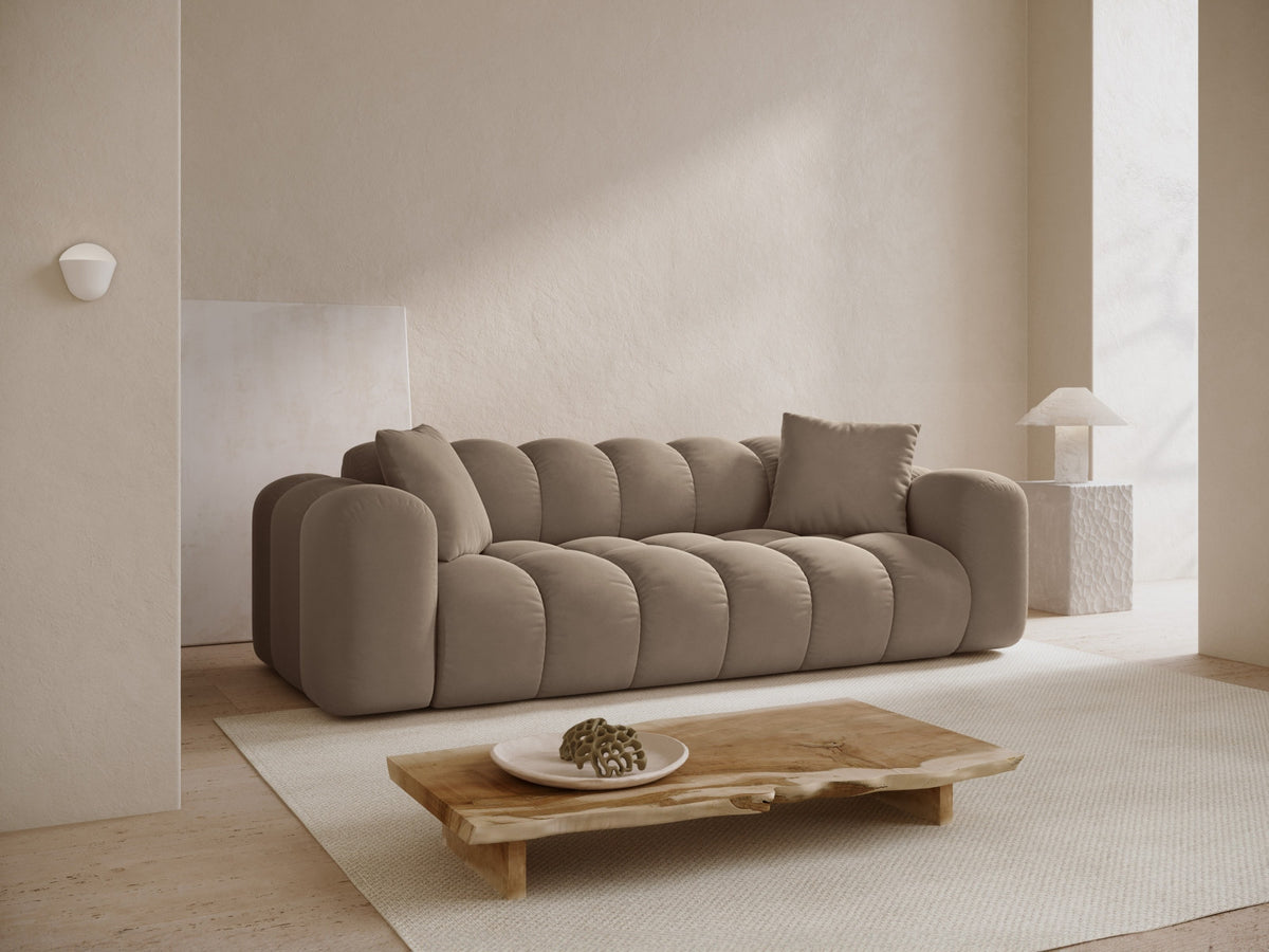 4er Sofa Treno mit gepolstertem Stoffbezug, niedriger Rückenlehne und schwarzen Beinen