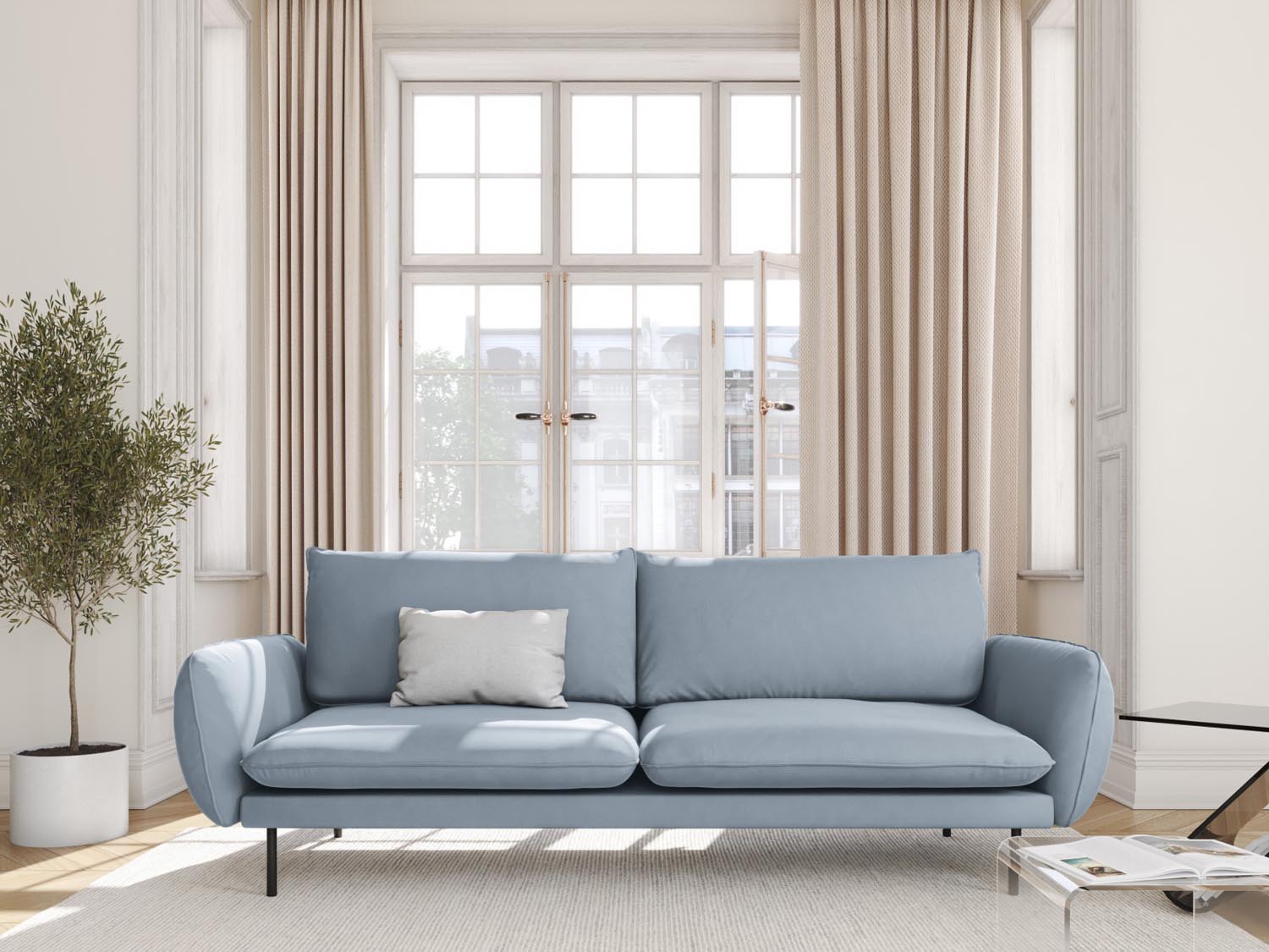 Vienna Velour Sofa 4 Sitzer 92cm in Light Blue/Schwarz-Bluvel präsentiert im Onlineshop von KAQTU Design AG. 4er Sofa ist von Cosmopolitan Design