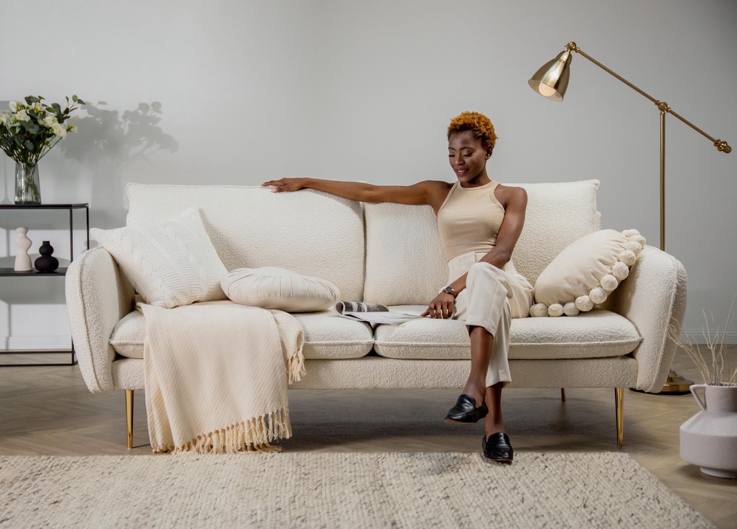 Stilvolles 4-Sitzer Sofa "Vienna" aus weichem Boucle-Gewebe in Grau, ideal für ein zeitgemäßes und elegantes Wohnzimmer.