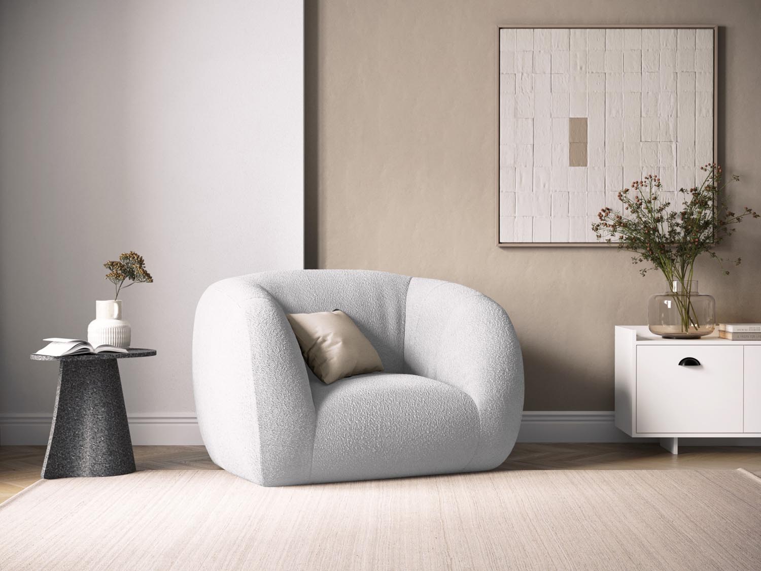 Eleganter Essen Boucle Armchair 1 Sitzer in sanftem Hellgrau, stilvoll inszeniert in modernem Wohnambiente.