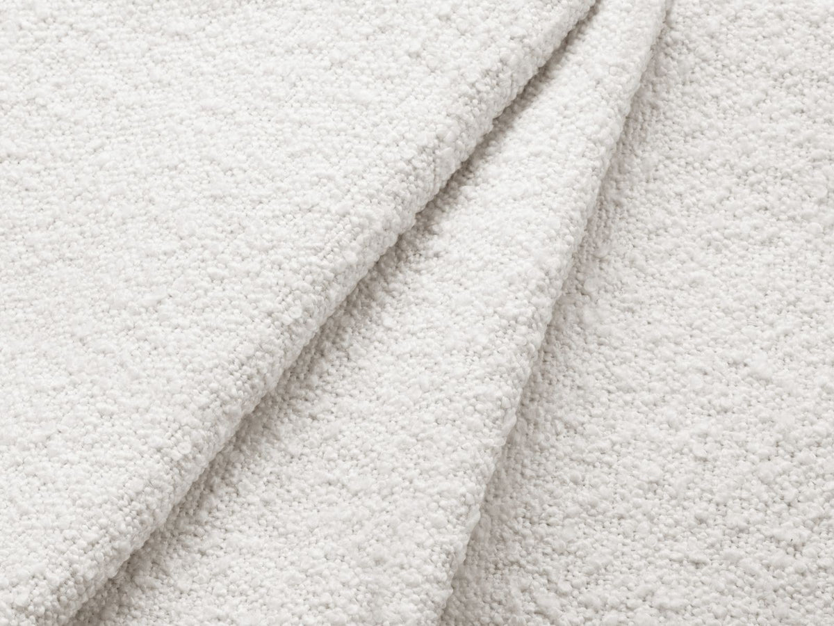 Bouclé-Sessel Nimes in White-Baloo von Cosmopolitan Design mit rundem Kiefernholzgestell und schlanken silberfarbenen Metallbeinen, frontal fotografiert.