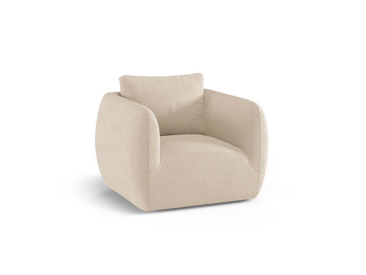 Bouclé-Sessel Nimes in White-Baloo von Cosmopolitan Design mit rundem Kiefernholzgestell und schlanken silberfarbenen Metallbeinen, frontal fotografiert.