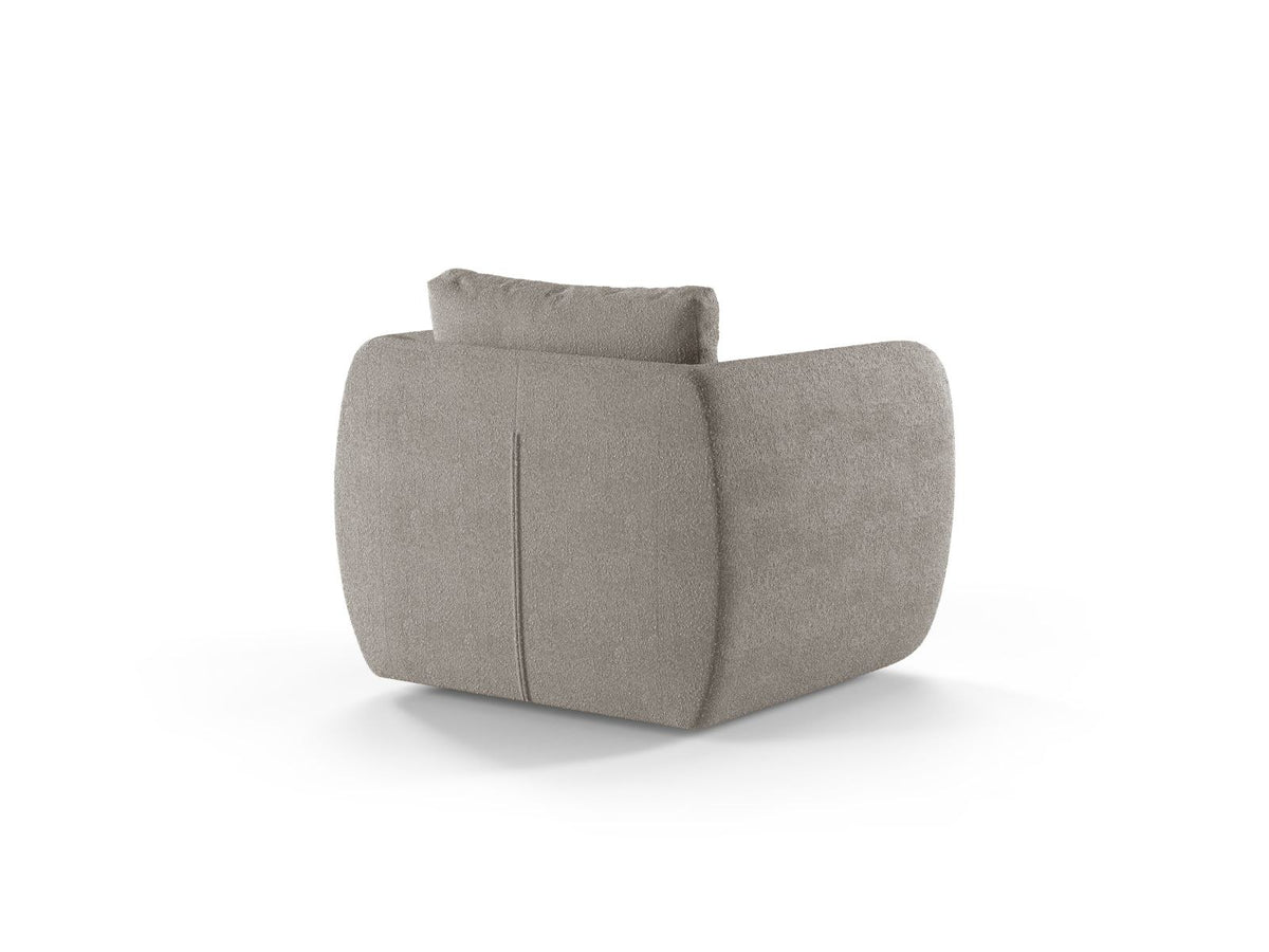 Bouclé-Sessel Nimes in White-Baloo von Cosmopolitan Design mit rundem Kiefernholzgestell und schlanken silberfarbenen Metallbeinen, frontal fotografiert.