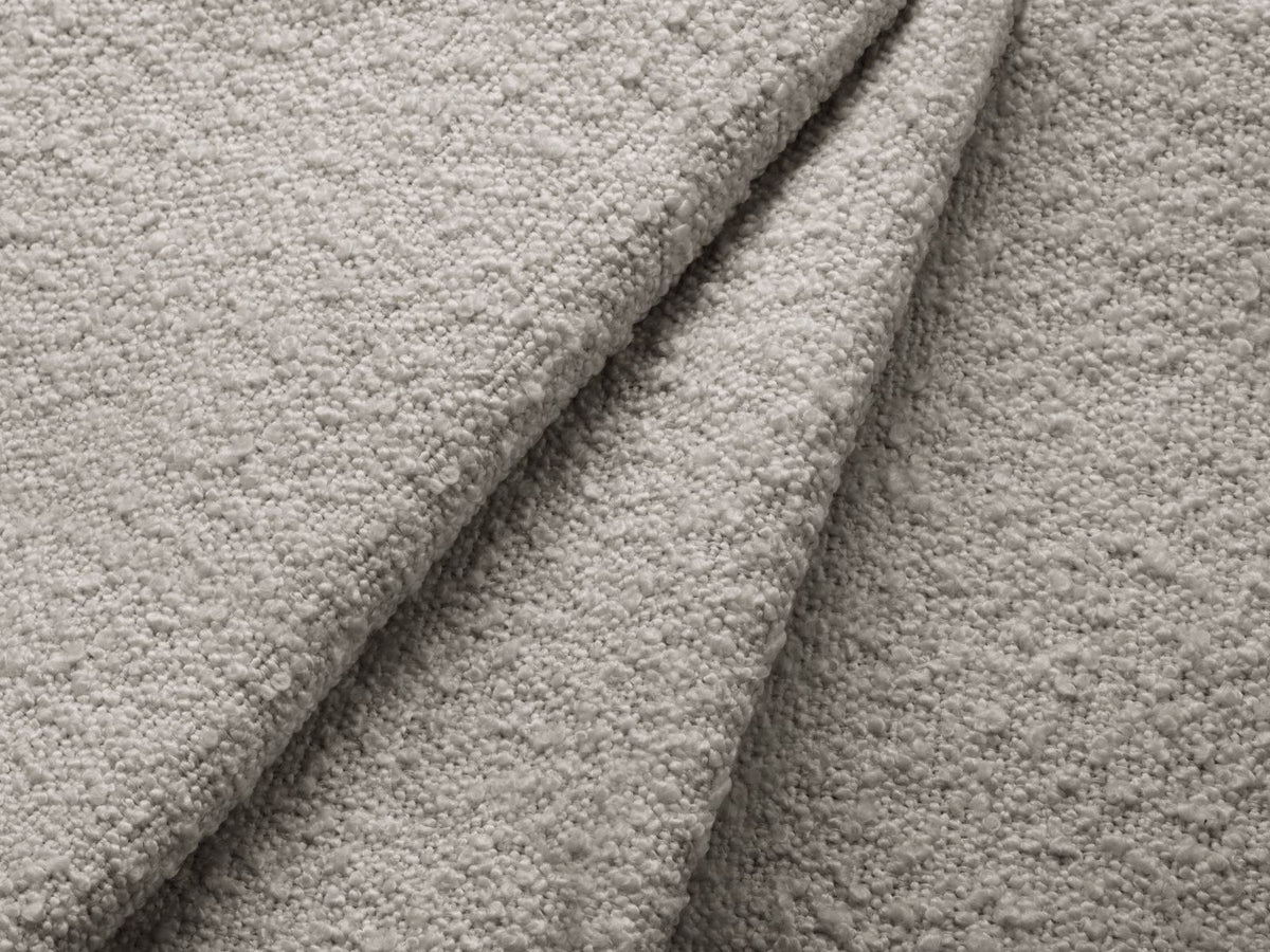 Bouclé-Sessel Nimes in White-Baloo von Cosmopolitan Design mit rundem Kiefernholzgestell und schlanken silberfarbenen Metallbeinen, frontal fotografiert.