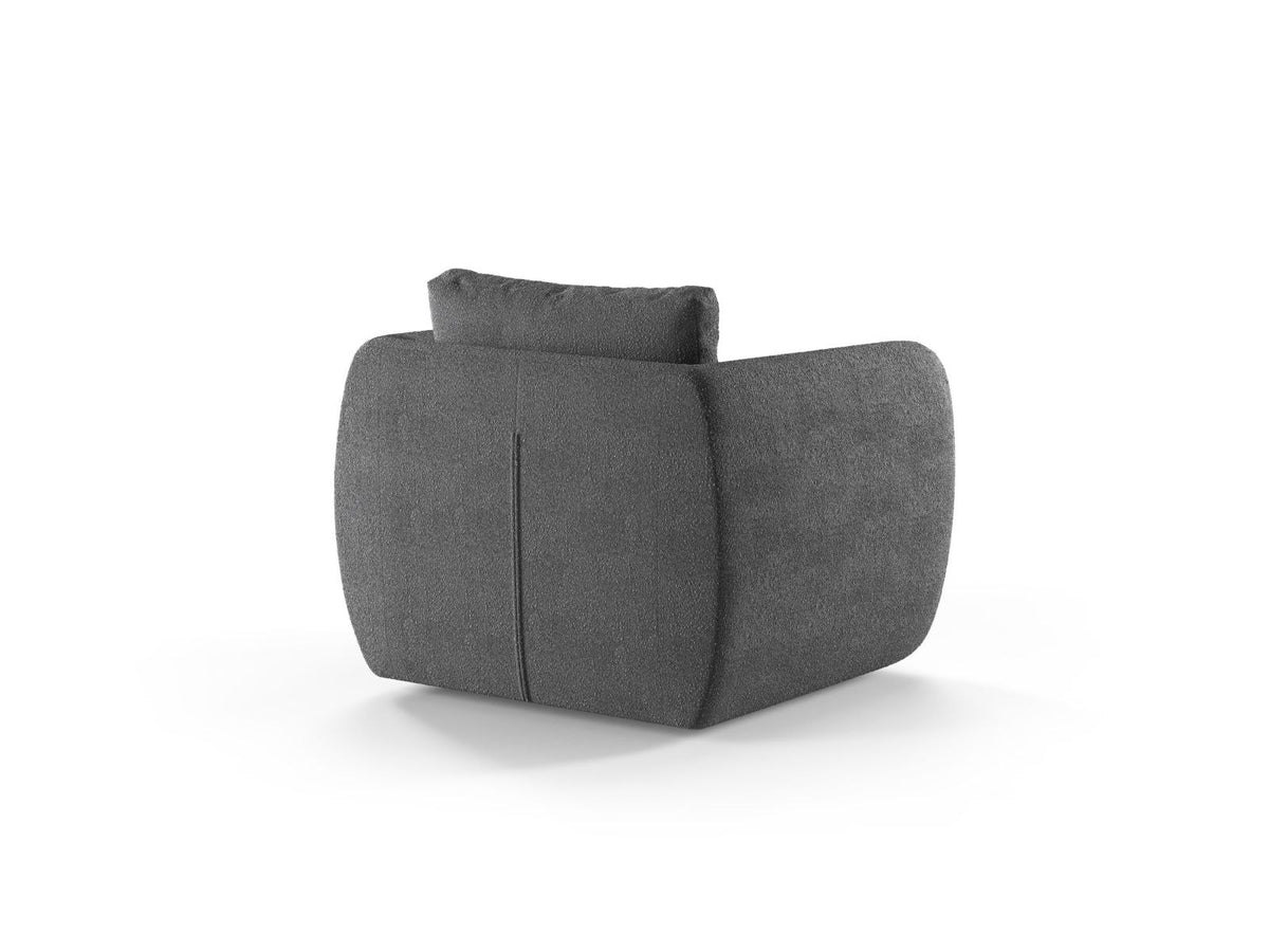 Bouclé-Sessel Nimes in White-Baloo von Cosmopolitan Design mit rundem Kiefernholzgestell und schlanken silberfarbenen Metallbeinen, frontal fotografiert.