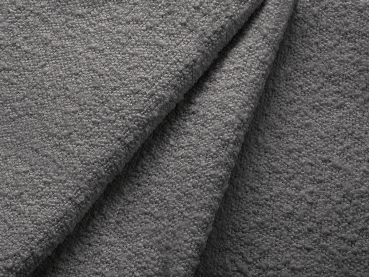 Bouclé-Sessel Nimes in White-Baloo von Cosmopolitan Design mit rundem Kiefernholzgestell und schlanken silberfarbenen Metallbeinen, frontal fotografiert.