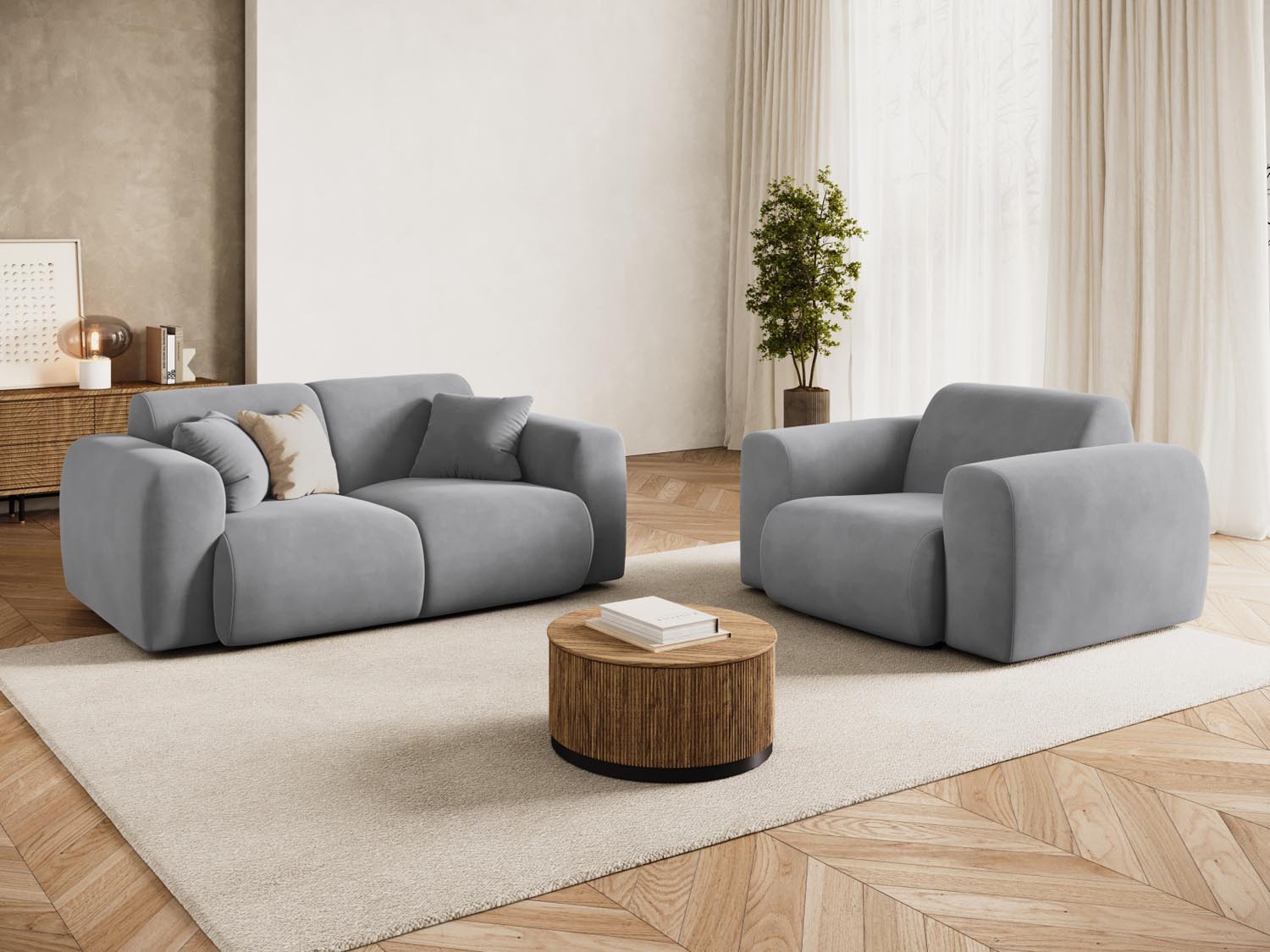 Eleganter Nolio Velour Sessel in sanftem Hellgrau, ideal für stilvolle Wohnräume, präsentiert in einem modernen Ambiente.