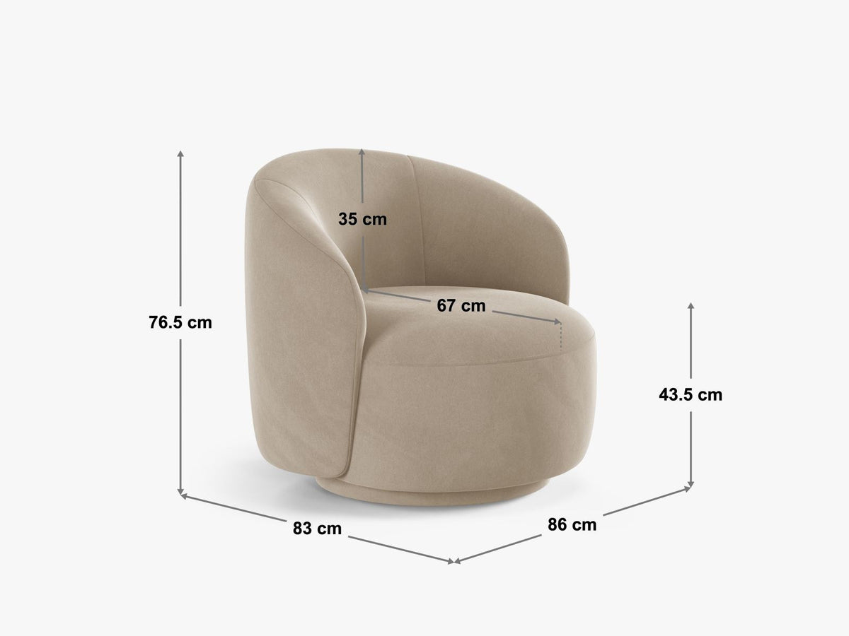 Drehsessel Savona mit samtigem Stoffbezug in Light Beige, gepolsterter Rückenlehne und stoffbezogenen Beinen auf Kiefernholzgestell.
