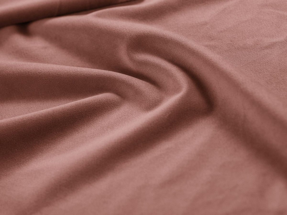 Drehsessel Savona mit samtigem Stoffbezug in Light Beige, gepolsterter Rückenlehne und stoffbezogenen Beinen auf Kiefernholzgestell.