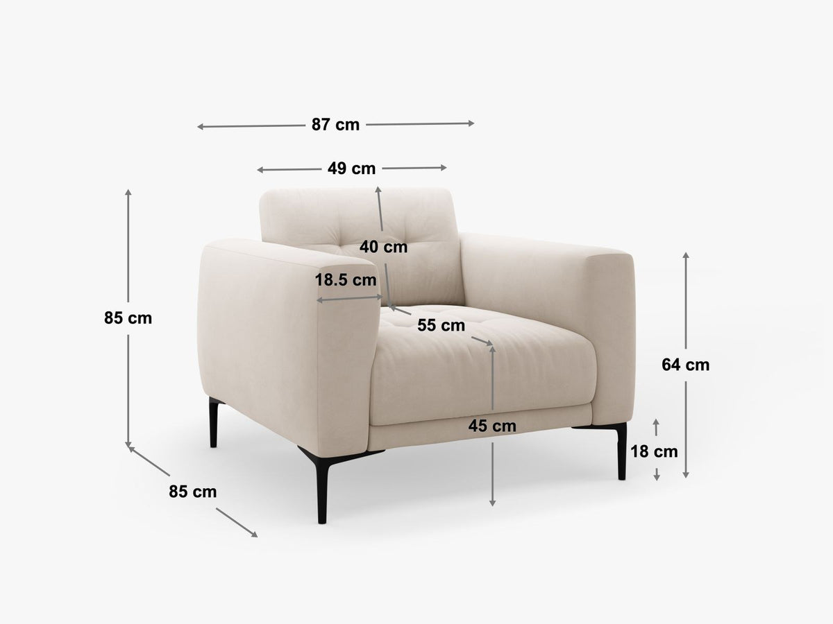 Beige gepolsterter Sessel mit Sorella-Stoffbezug, schwarzen Metallbeinen und Massivholzrahmen, Frontalansicht auf weissem Hintergrund.