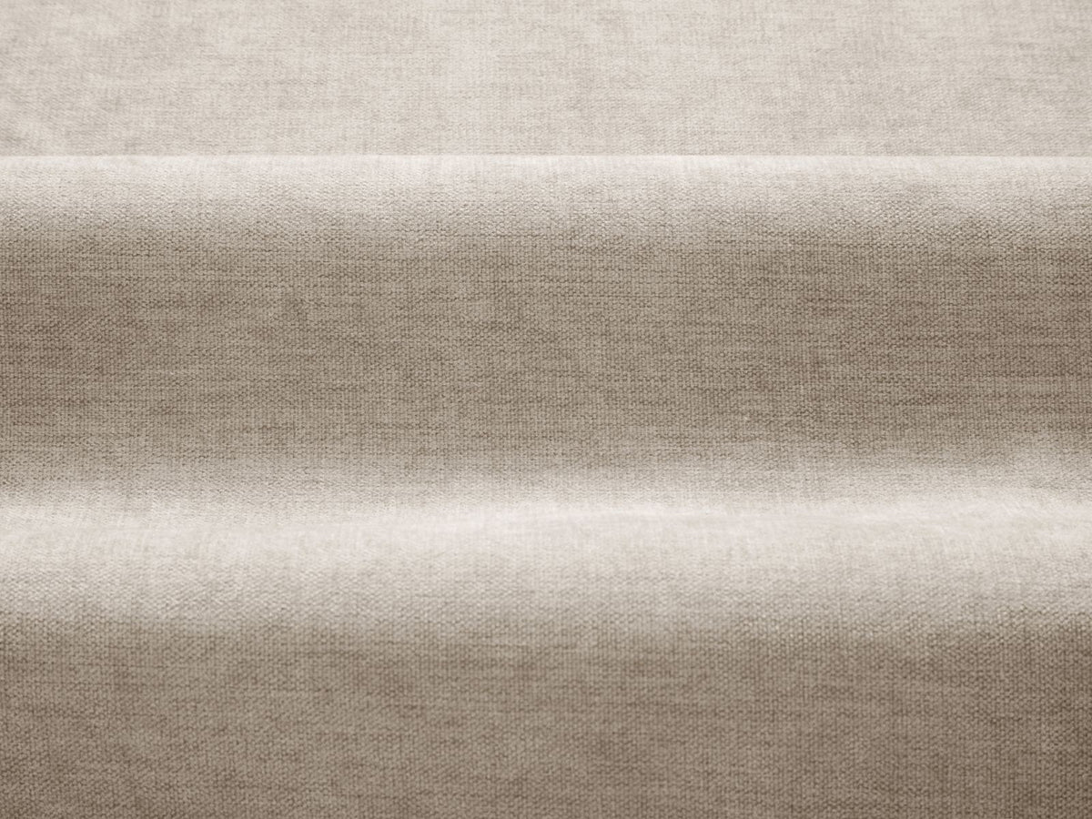 Nimes 1-Sitzer Sessel von Cosmopolitan Design in Ivory-Wind, Polsterstoff Wind mit Flor, Kiefernholzgestell und silberfarbenen Metallbeinen.