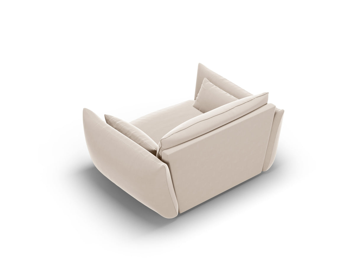 Sessel Matera mit gepolstertem Stoffbezug, geneigter Rückenlehne und niedrigen schwarzen Beinen