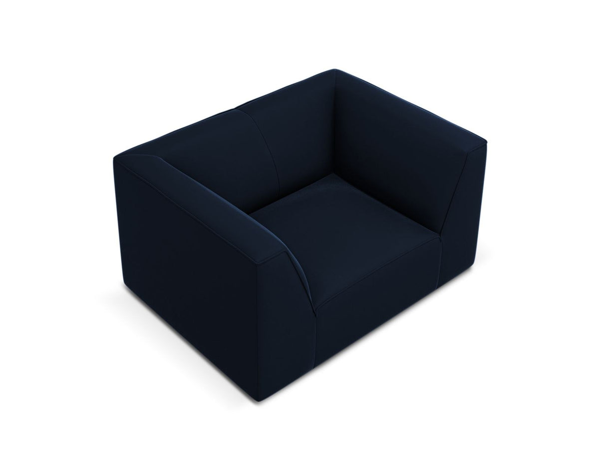Beiger Samt-Sessel Siena von Cosmopolitan Design mit Massivholzrahmen, gepolsterter Sitzfläche und schwarzen Kunststoffbeinen.