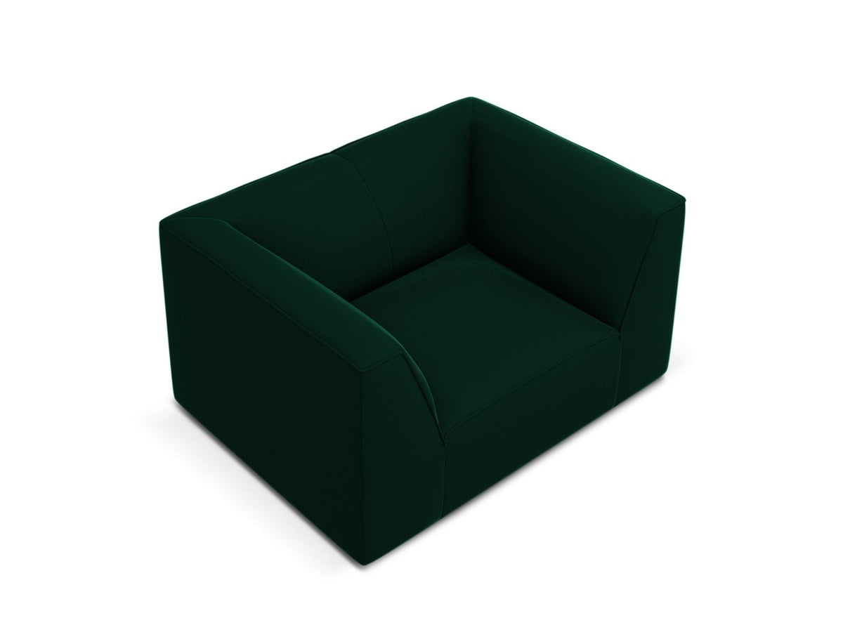 Beiger Samt-Sessel Siena von Cosmopolitan Design mit Massivholzrahmen, gepolsterter Sitzfläche und schwarzen Kunststoffbeinen.