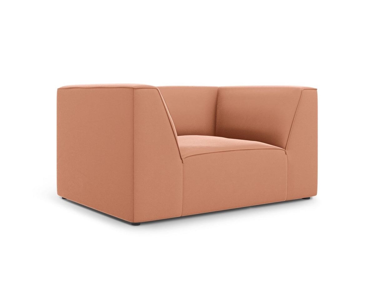 Beiger Samt-Sessel Siena von Cosmopolitan Design mit Massivholzrahmen, gepolsterter Sitzfläche und schwarzen Kunststoffbeinen.