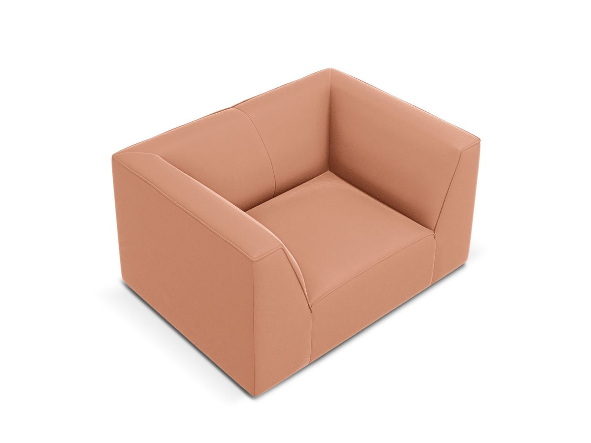 Beiger Samt-Sessel Siena von Cosmopolitan Design mit Massivholzrahmen, gepolsterter Sitzfläche und schwarzen Kunststoffbeinen.
