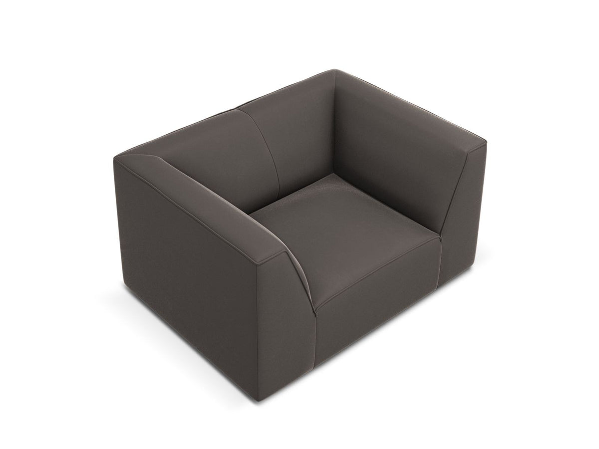 Beiger Samt-Sessel Siena von Cosmopolitan Design mit Massivholzrahmen, gepolsterter Sitzfläche und schwarzen Kunststoffbeinen.