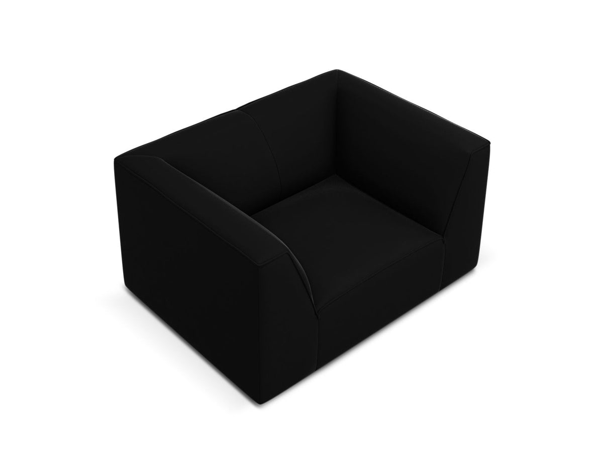 Beiger Samt-Sessel Siena von Cosmopolitan Design mit Massivholzrahmen, gepolsterter Sitzfläche und schwarzen Kunststoffbeinen.