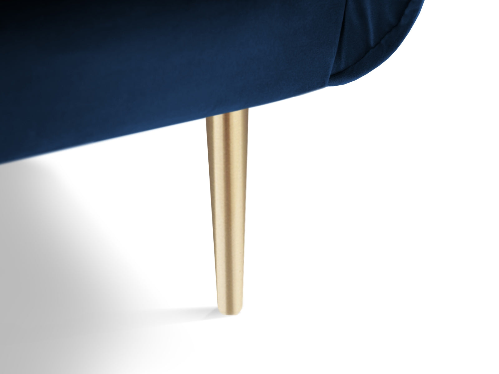 Eleganter Vienna Velour Sessel in edlem Blau, ideal für stilvolle Wohnräume und gemütliche Rückzugsorte.