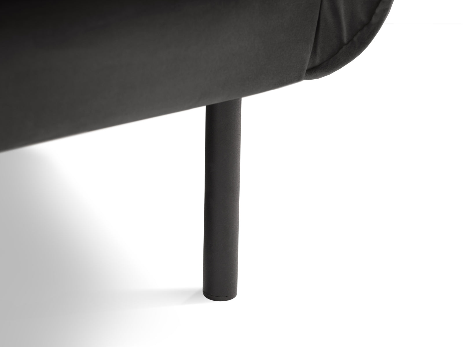 Eleganter Velour Sessel in tiefem Grau, 94 cm breit, ideal für stilvolle Wohnräume und gemütliche Leseecken von Cosmopolitan Design.