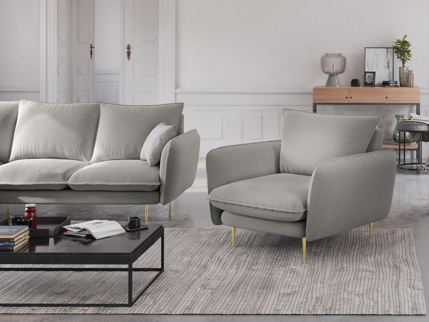 Eleganter Vienna Sessel mit einem Sitzplatz in sanftem Hellgrau und goldenen Akzenten, ideal für stilvolle Wohnräume.