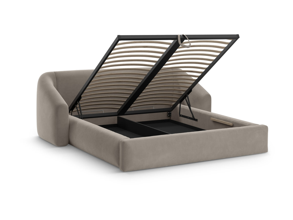 Campi Bett mit Stauraum und Headboard 160cm in Cappuccino-Bluvel präsentiert im Onlineshop von KAQTU Design AG. Bett ist von Cosmopolitan Design