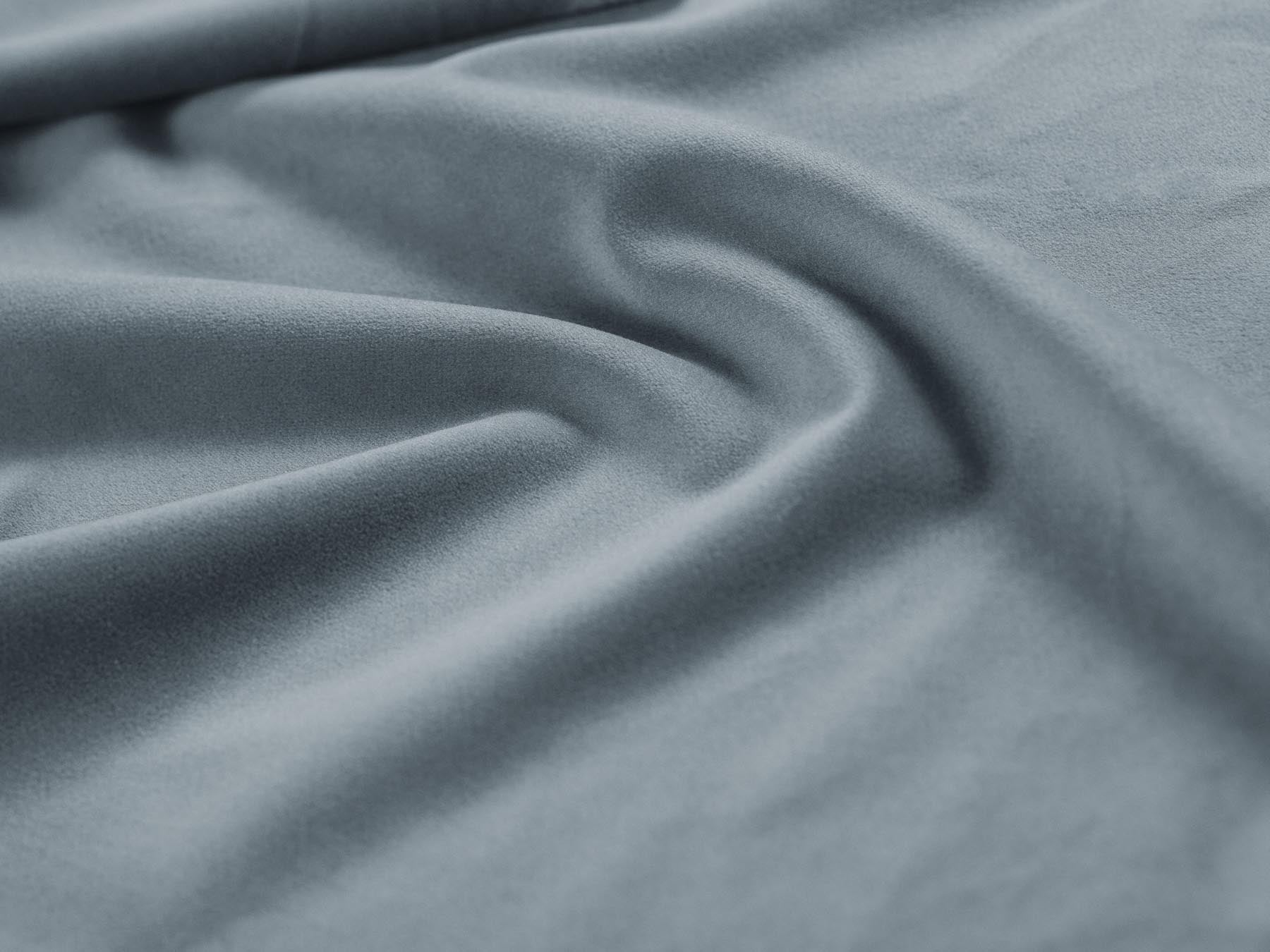 Modernes Livigno Bett in sanftem Light Blue-Bluvel, 180 cm Kopfteil, bietet cleveren Stauraum für ein aufgeräumtes Schlafzimmer.