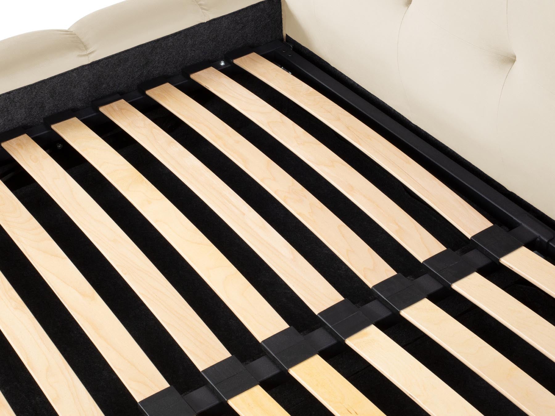 Stilvolles Bali Bett in zartem Beige, ausgestattet mit einem doppelten Kopfteil und cleverem Stauraum für ein funktionales Schlafzimmer.