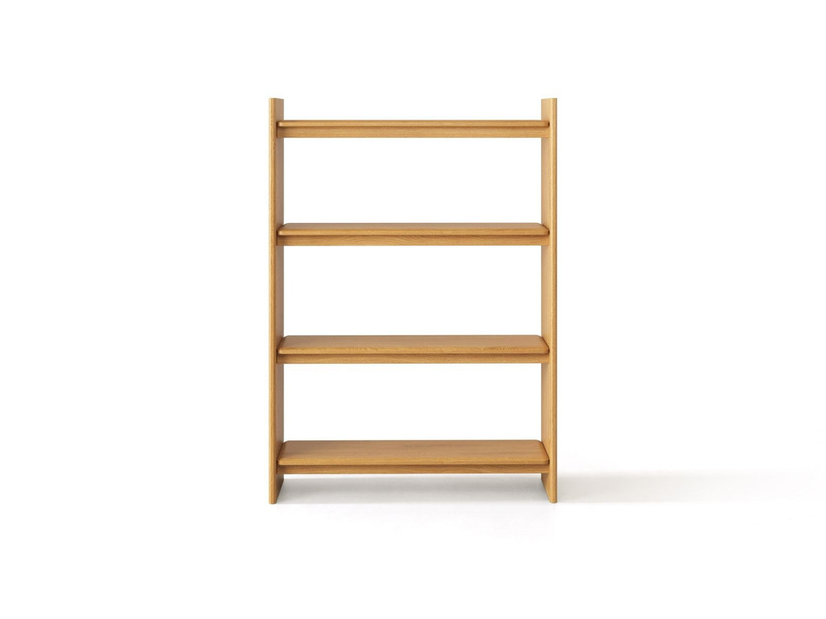 Bücherregal Toledo in Natural Oak-Wood mit mehreren Holzfächern, Holzbeinen und klarer, geradliniger Formgebung, freistehend fotografiert.