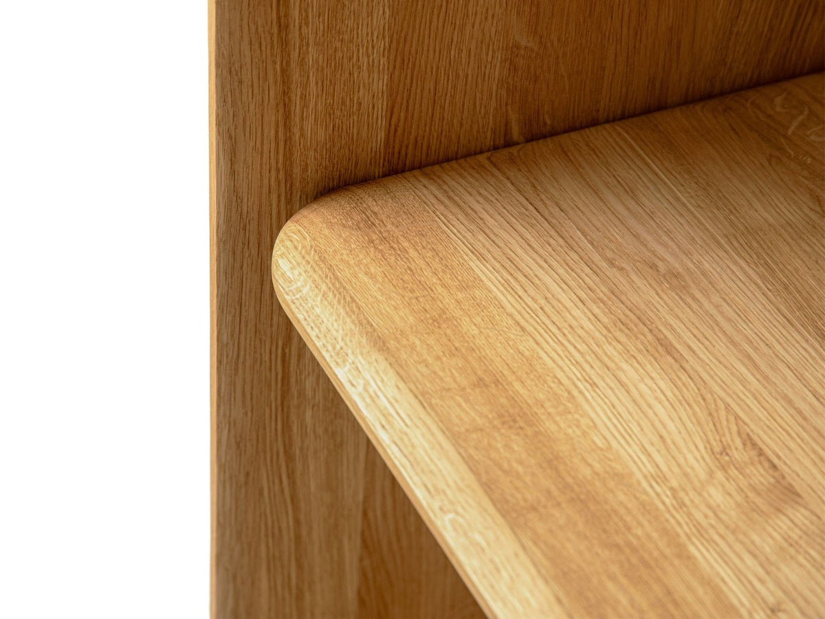 Bücherregal Toledo in Natural Oak-Wood mit mehreren Holzfächern, Holzbeinen und klarer, geradliniger Formgebung, freistehend fotografiert.
