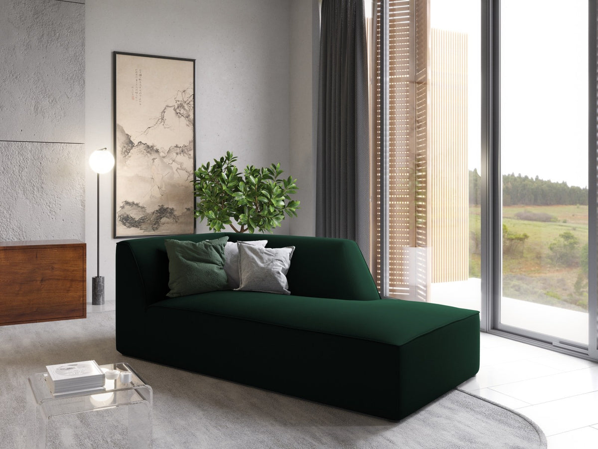 Beige Samt-Chaiselongue Siena von Cosmopolitan Design, rechte Ausführung, Massivholzrahmen, schwarze Kunststoffbeine, 181cm lang.