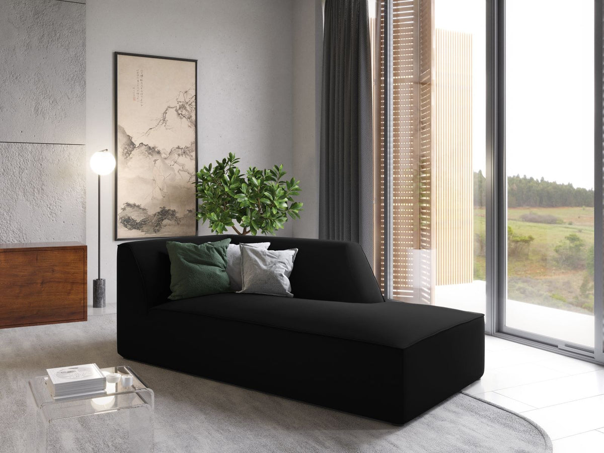 Beige Samt-Chaiselongue Siena von Cosmopolitan Design, rechte Ausführung, Massivholzrahmen, schwarze Kunststoffbeine, 181cm lang.