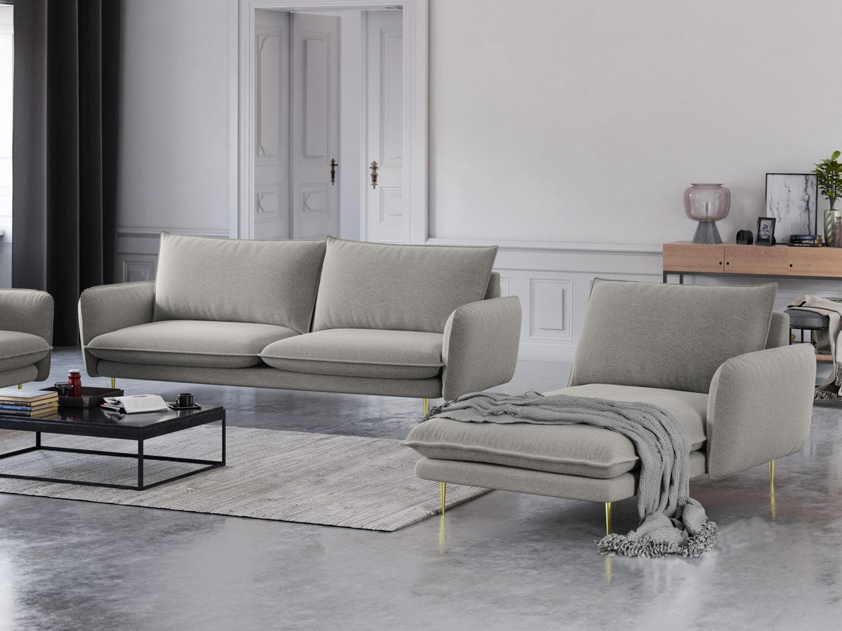 Vienna Sofa Chaise Lounge rechts 1 Sitz 110cm in Light Grey/Gold-Asgard/ Positano präsentiert im Onlineshop von KAQTU Design AG. L-Sofa rechts ist von Cosmopolitan Design